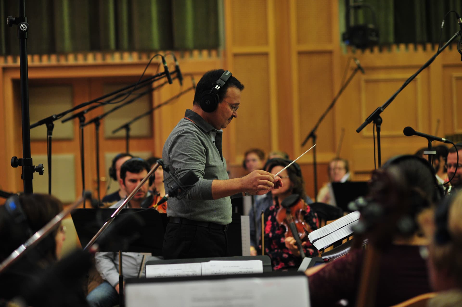 Waheed Alkhan leading an orchestral recording session